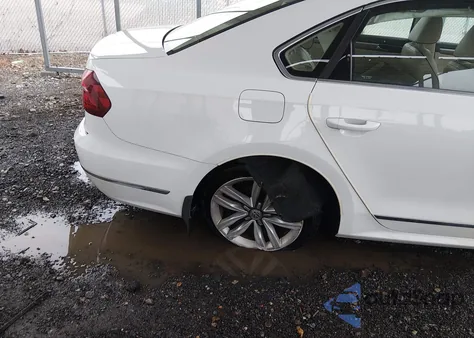 2017 Volkswagen Passat 1.8T Se из США, поврежденный, VIN 1VWGT7A32HC051353